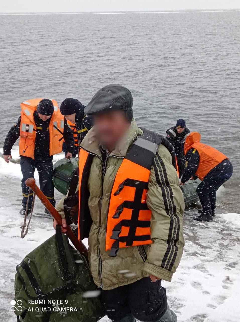 Рибалка на крижині дрейфував кілька годин і заплив у сусідню область із Полтавщини