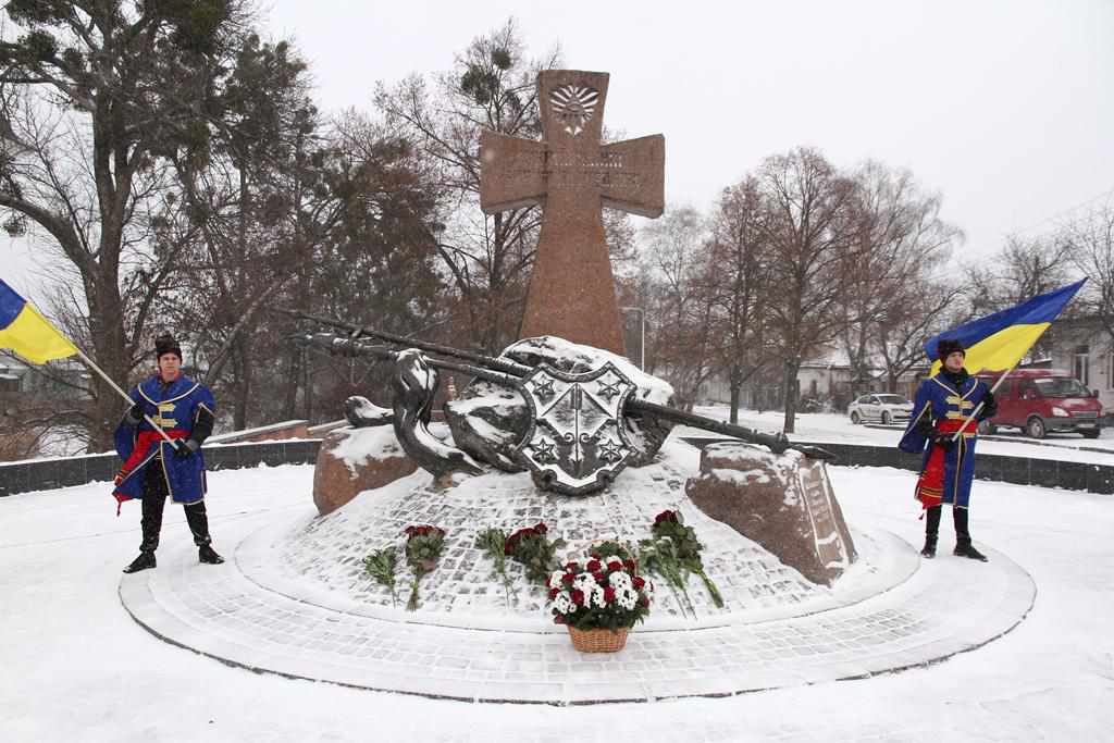 У Полтаві вшанували полеглих у бою під Крутами. ФОТО
