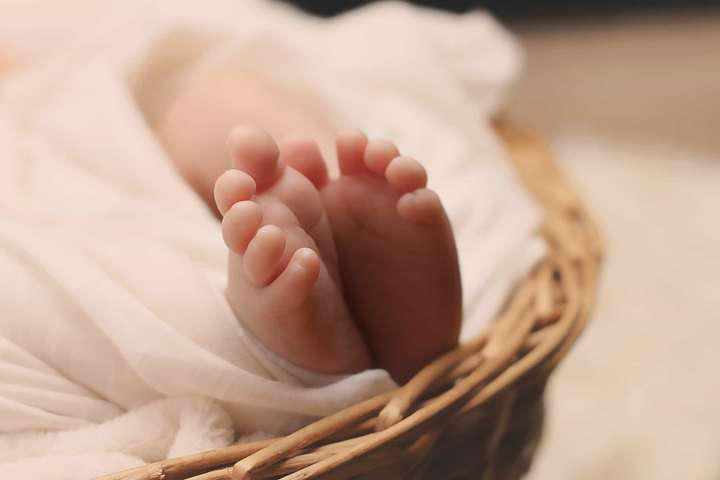 На Полтавщині підкинули немовля під двері пологового 