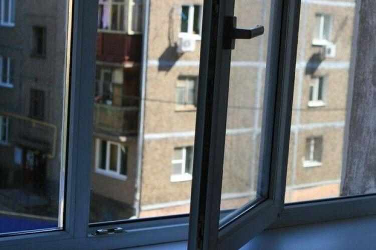 На Полтавщині 15-річна дівчина випала з вікна четвертого поверху