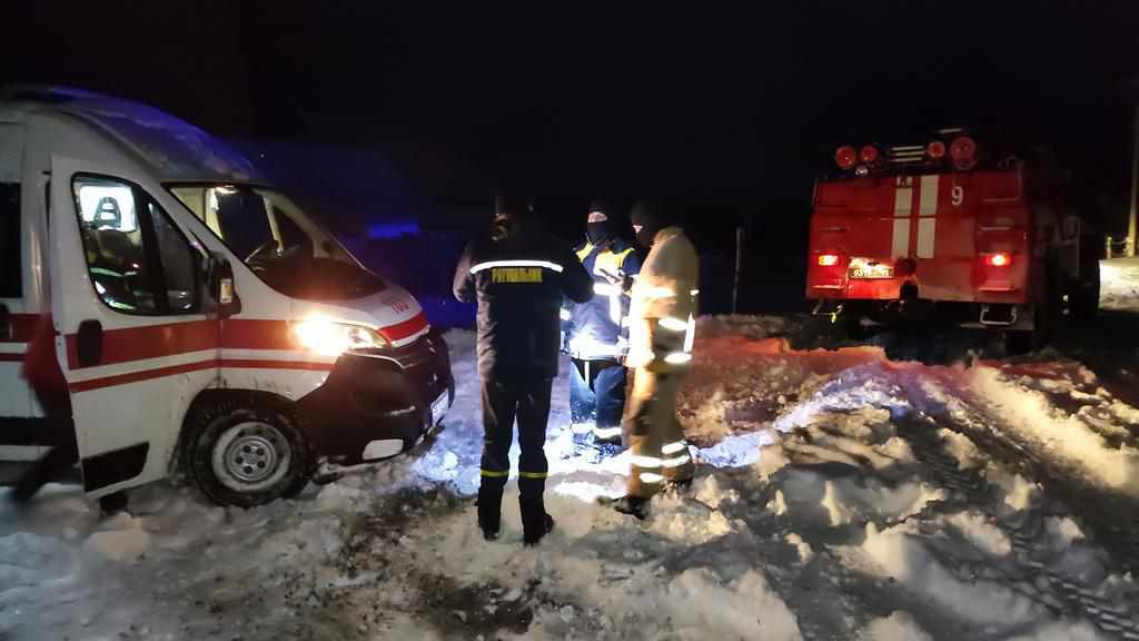 На Полтавщині на дорозі застрягли дві швидкі, в одній з них був «тяжкий» пацієнт