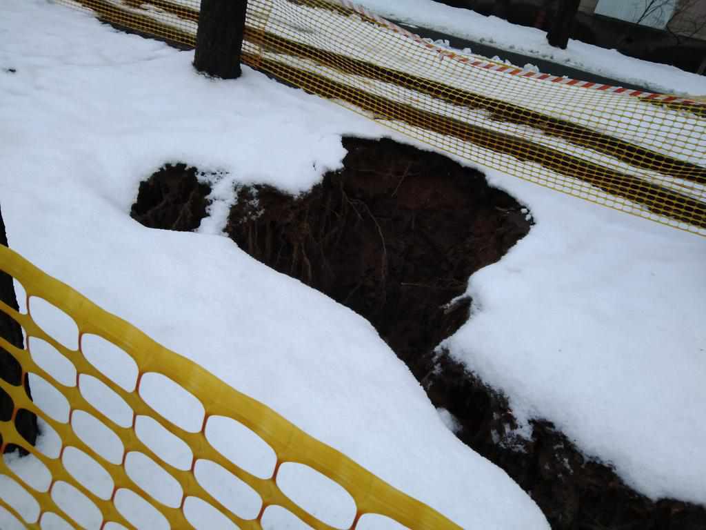 Провалля та нові ями на Алмазному: що каже влада і «Полтававодоканал»