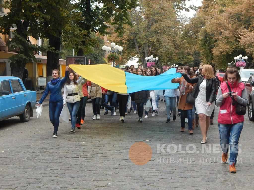 Полтавські студенти утворили голуба миру 