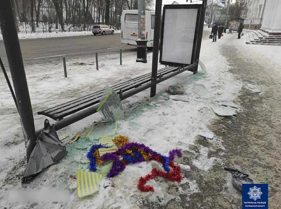 У Полтаві нетверезий водій протаранив зупинку та паркан на Каштановій алеї. ФОТО