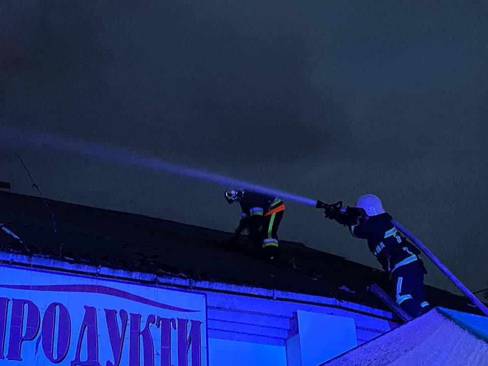 На Полтавщині горів магазин: пожежу гасили майже три години