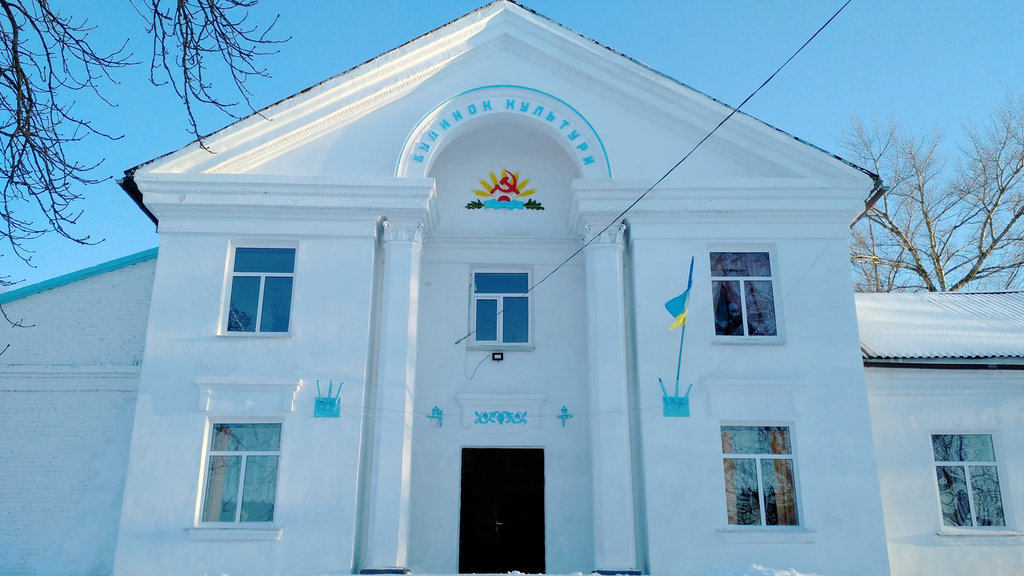 Після резонансу у Градизьку з фасаду будинку культури прибрали комуністичні символи
