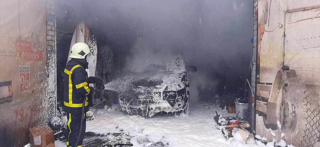 На Полтавщині спалахнула автівка, через займання ледь не згорів гараж. ВІДЕО