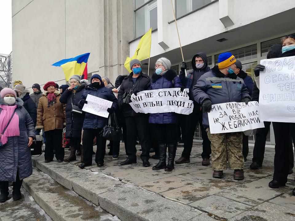 Мітинг у Полтаві під обласною радою: що вимагають протестувальники. ФОТО
