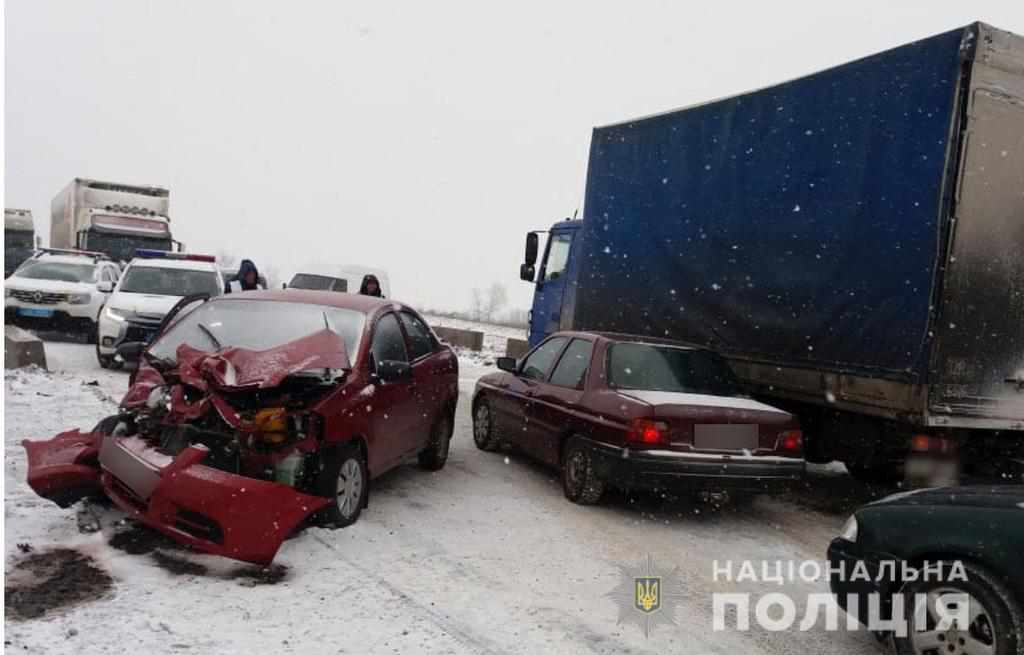 На дорозі Дніпро – Решетилівка зіткнулися вантажівка і легковик: є постраждала