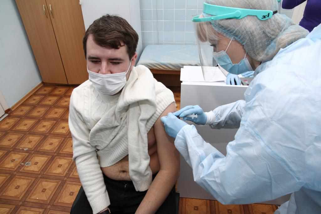 На Полтавщині розпочалася вакцинація від коронавірусу: хто першим отримав щеплення