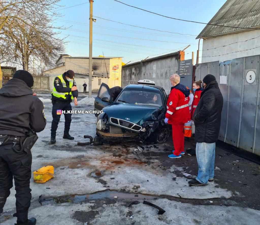 На Полтавщині автомобіль таксі протаранив бетонний паркан. ФОТО