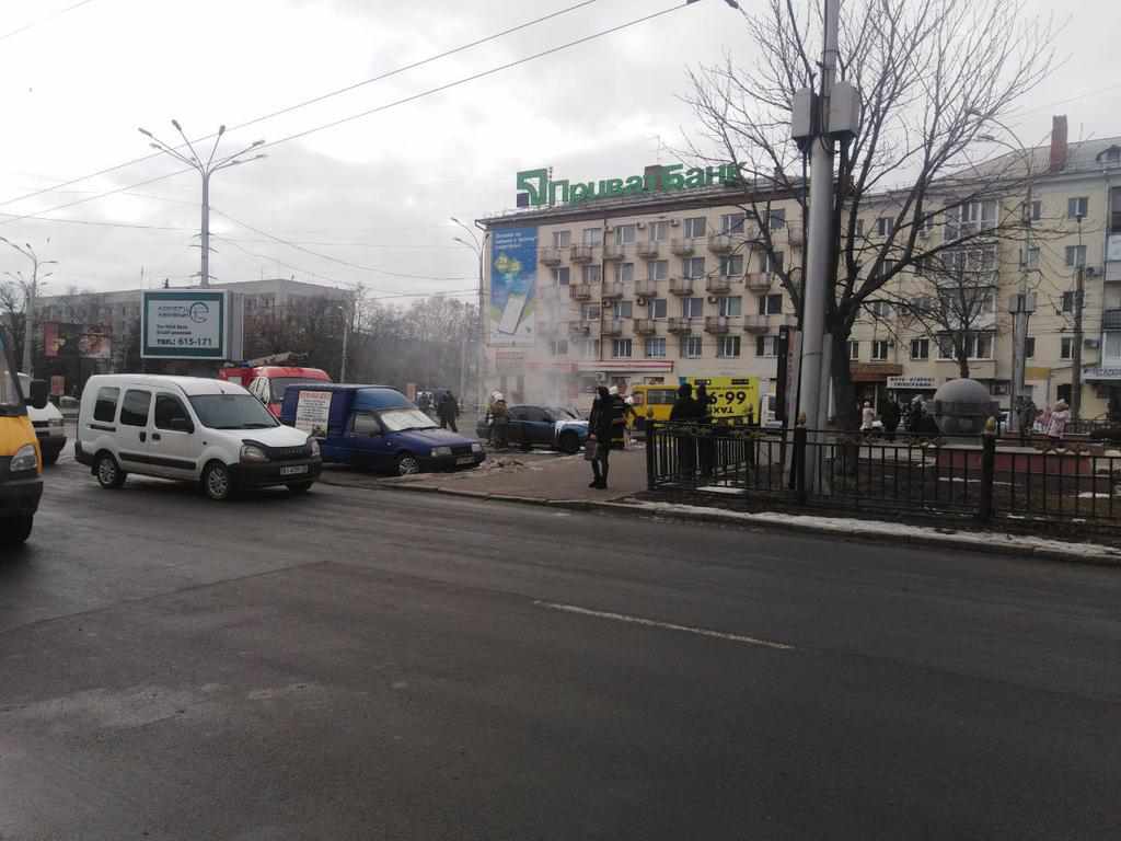 У центрі Полтави загорівся автомобіль. ФОТОФАКТ