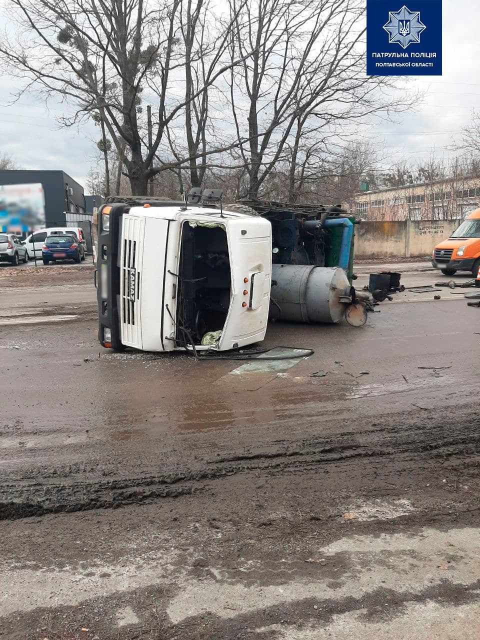 У Полтаві після ДТП перекинулася вантажівка. ФОТО