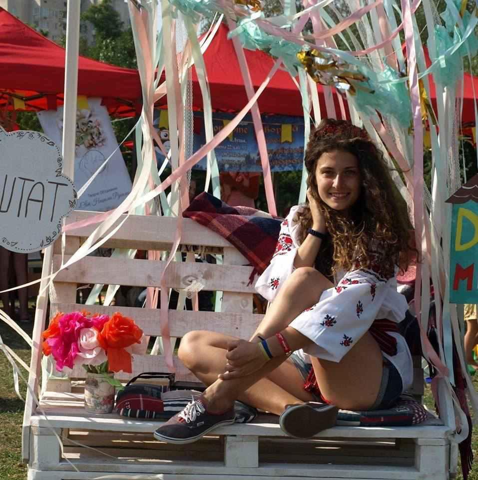 Розповідь учасниці полтавського Майдану Анастасії Городчаніної: «Конфлікт залагодили діалогом, але бруківку мали під рукою»