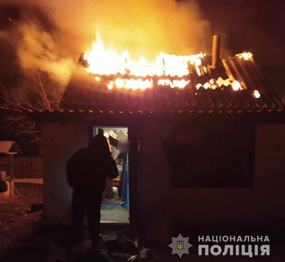На Полтавщині поліцейські врятували чоловіка з палаючого будинку