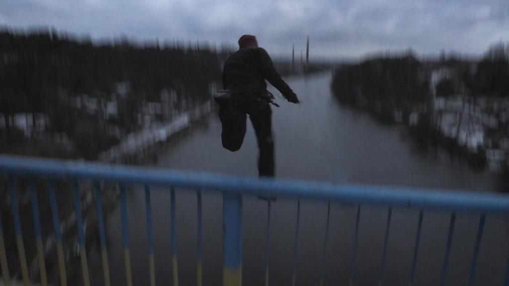 У Кременчуці патрульні відмовили чоловіка стрибати з мосту