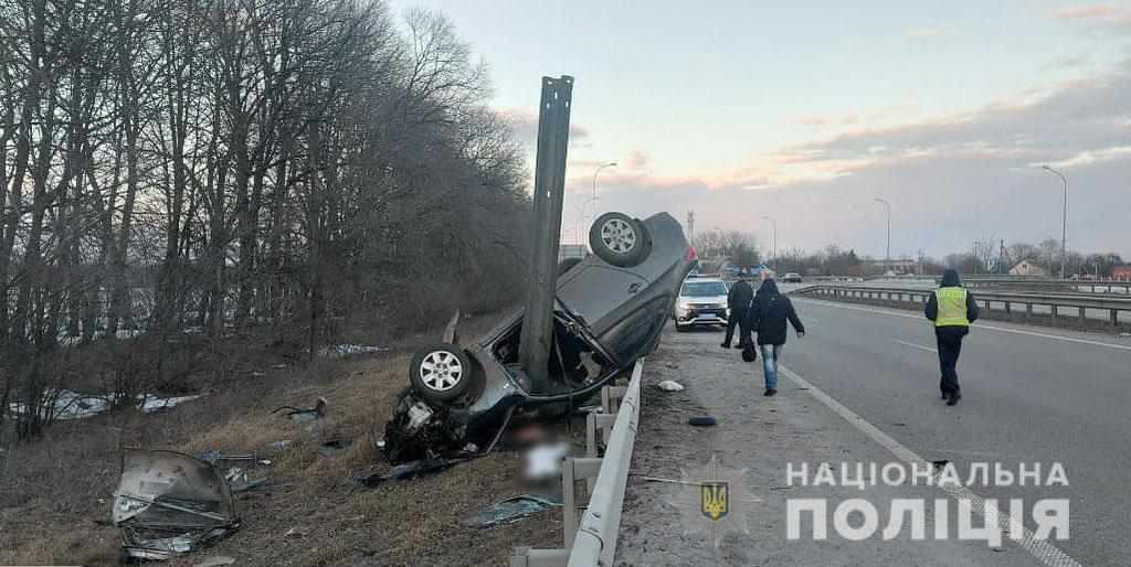 На Полтавщині легковик протаранив відбійник: одна пасажирка загинула, водій отримав тяжкі травми