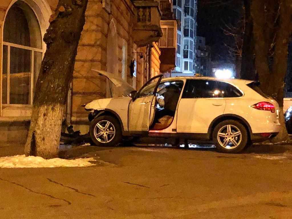 У центрі Полтави Porsche Cayenne в’їхав у стіну дитячого садка