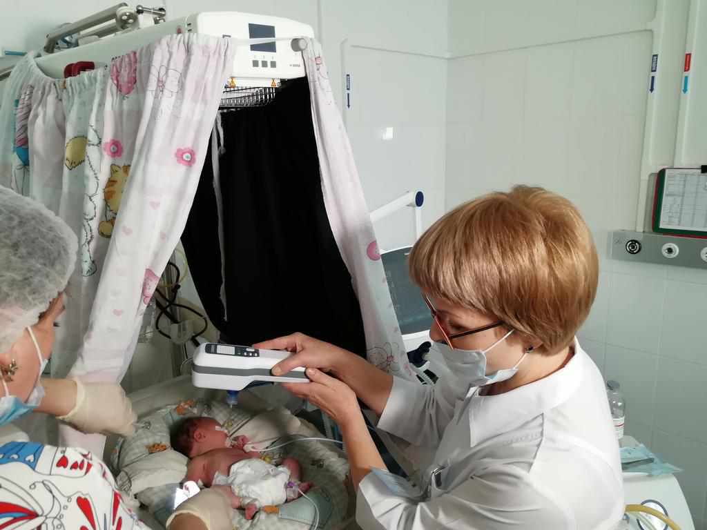 Полтавці зібрали гроші на венозний сканер для немовлят: благодійники передали прилад лікарні. ФОТО
