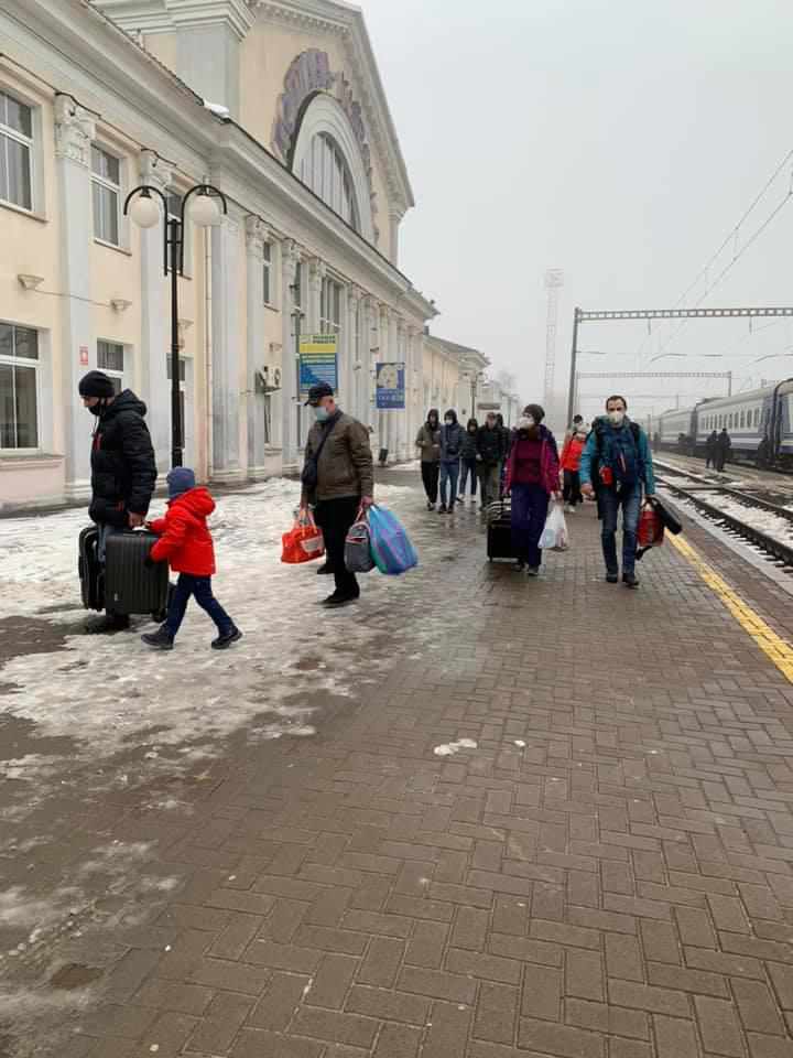 У пасажирів потягу «Рахів-Харків», які приїхали до Полтави, виявили коронавірус. ВІДЕО