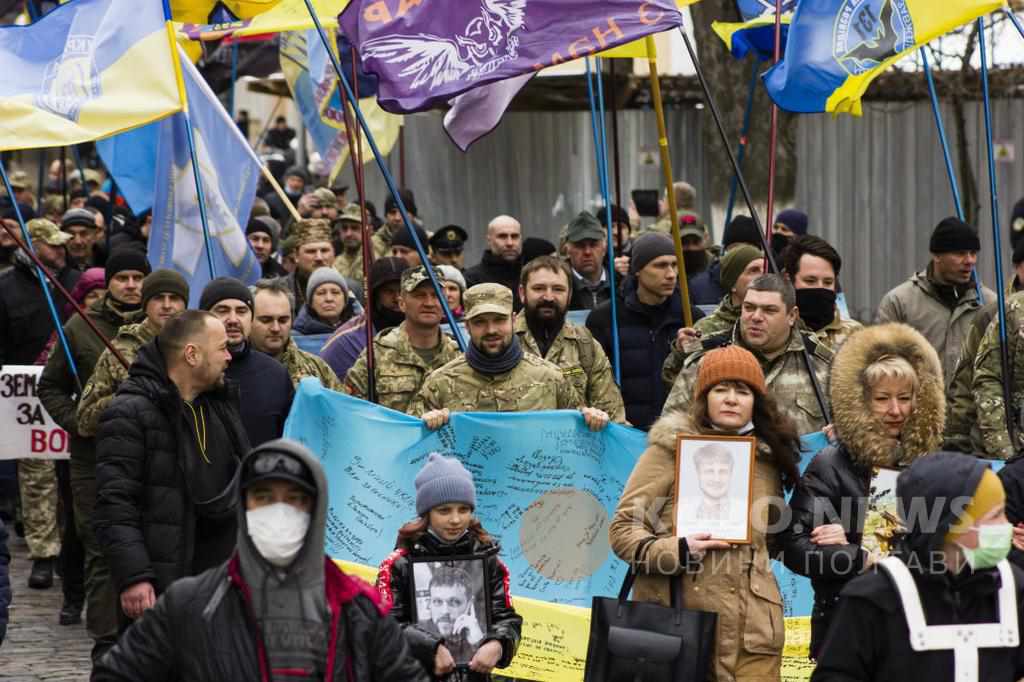 На День добровольця в Полтаві відбулася урочиста хода. ФОТО. ВІДЕО