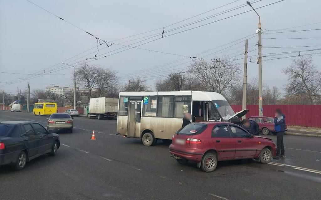 У Полтаві зіткнулись маршрутка та легковик: постраждала пасажирка. ФОТО