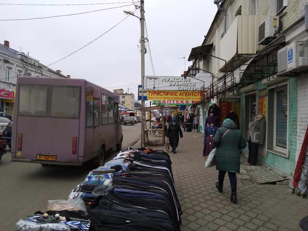 Попри вимогу влади, стихійний ринок в центрі Полтави працює