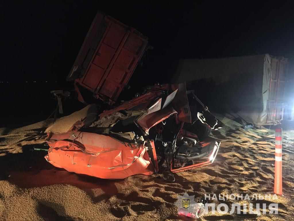 ДТП на Полтавщині: дві вантажівки розгромлені вщент