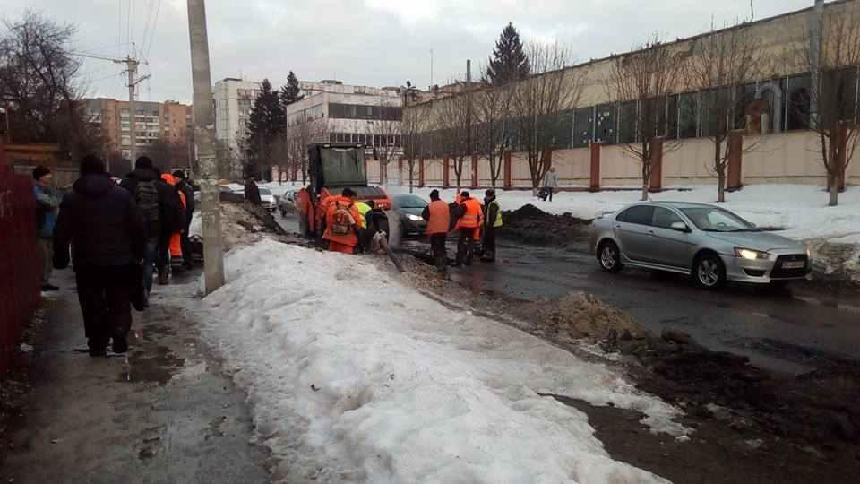 У Полтаві асфальт кладуть у калюжі