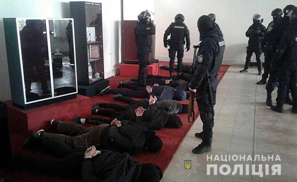 На Полтавщині хулігани захопили магазин та забарикадувалася там