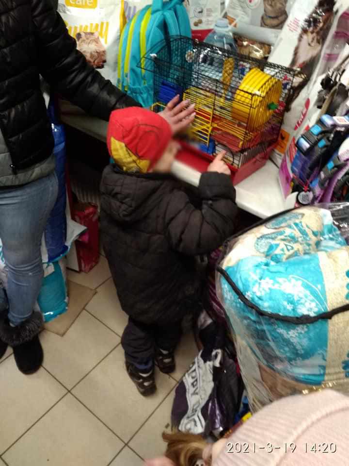 Занедбане дитя бродило саме, ходило дивитись у магазин на їжу: полтавці звернулись до поліції. ФОТО