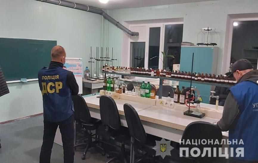 На Полтавщині затримали наркоторговців, які виготовляли заборонені речовини на базі медколеджу