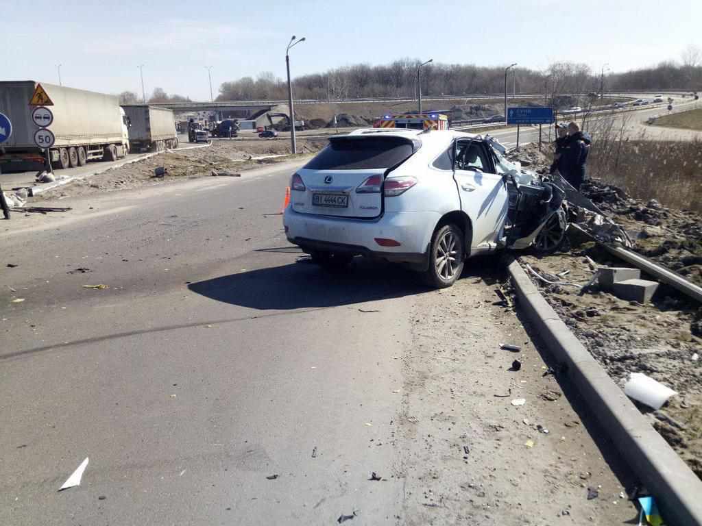 На виїзді з Полтави Lexus зіткнувся з вантажівкою