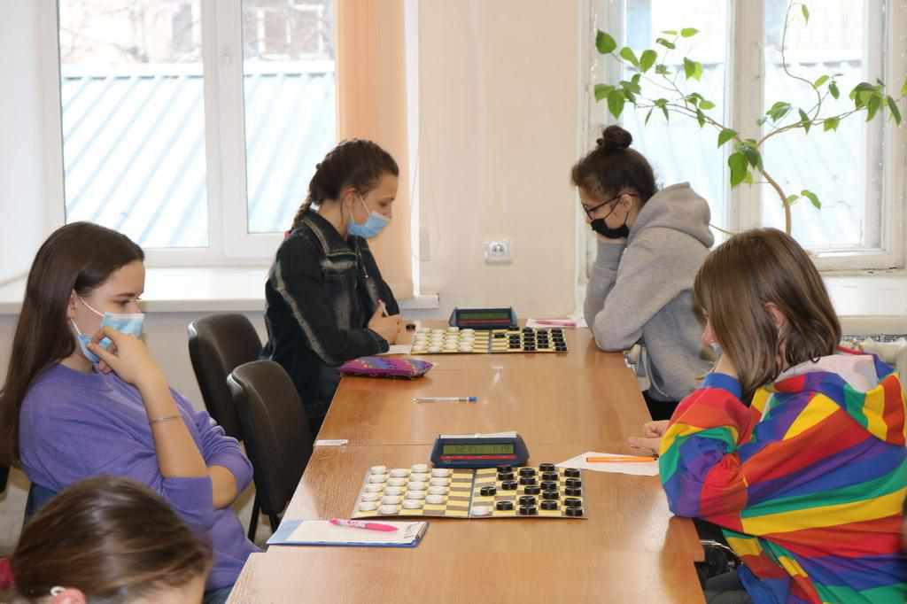 Два «срібла» та «бронзу» привезла з Чемпіонату України з шашок-100 школярка Дарина Мосієнко