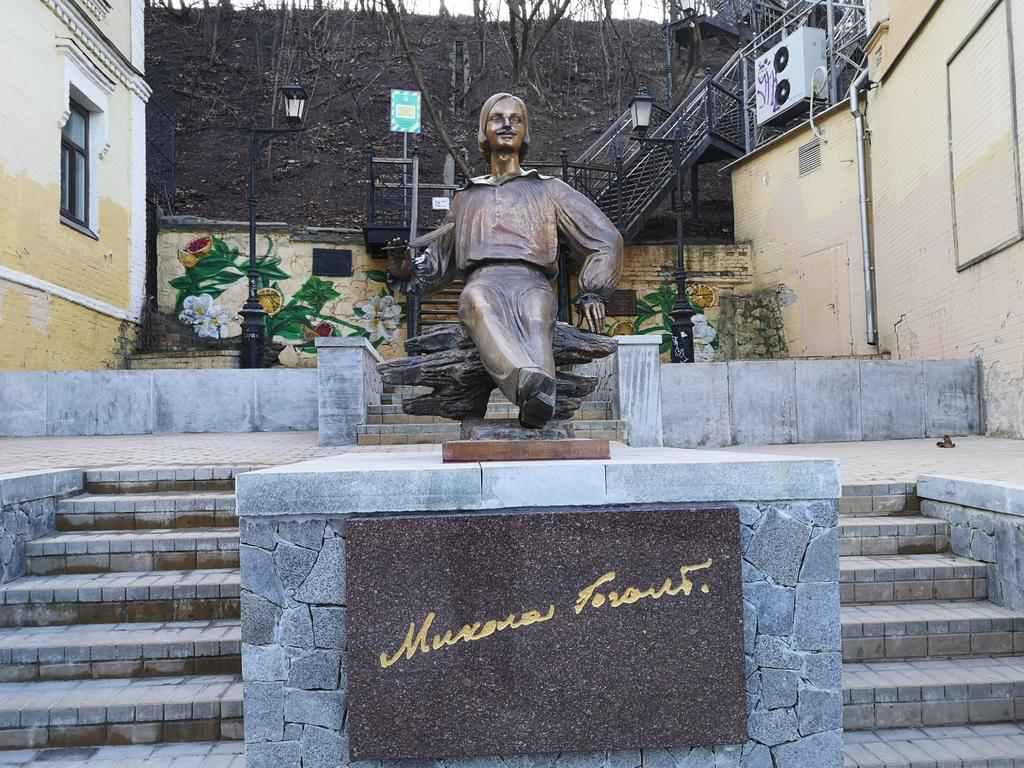 Микола Гоголь оселився на Андріївському узвозі столиці без жодних обговорень: цій появі раді не всі