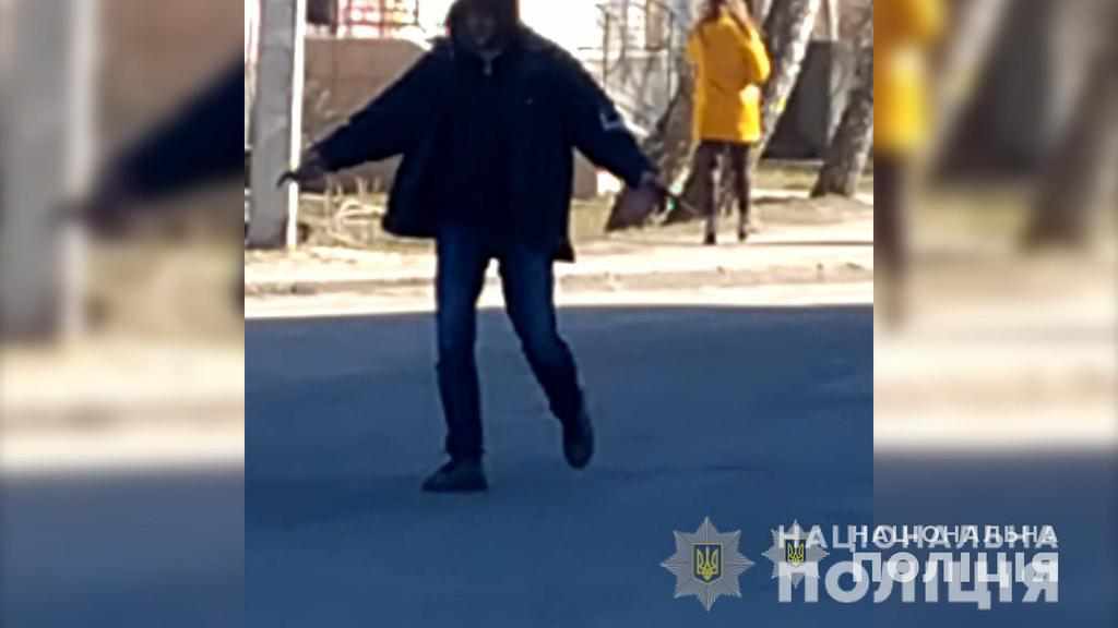 На Полтавщині чоловік кидався на перехожих із ножем. ВІДЕО