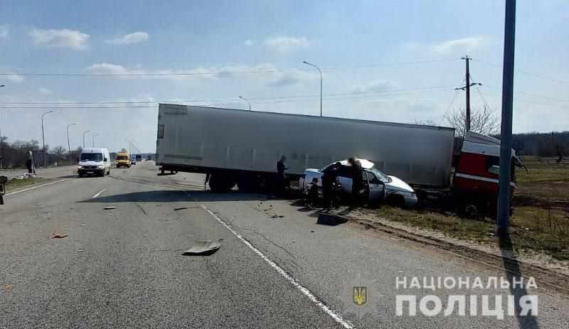 Смертельна ДТП на Полтавщині: легковик в’їхав у фуру