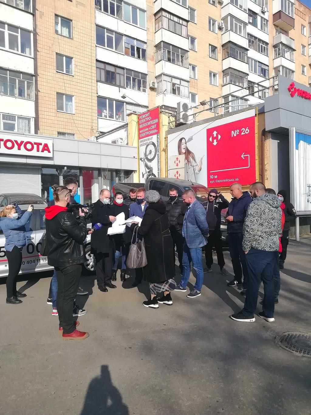 У Полтаві мали демонтувати конструкції магазину, але не прибрали: що завадило. ФОТО
