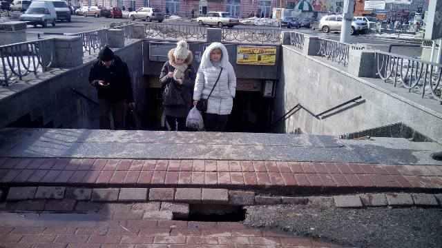 В центрі Полтави біля підземки утворилась діра. ФОТОФАКТ