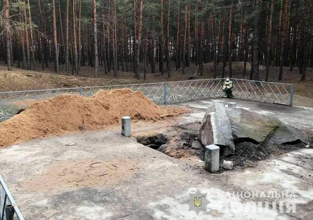 На Полтавщині пошкодили меморіальний комплекс