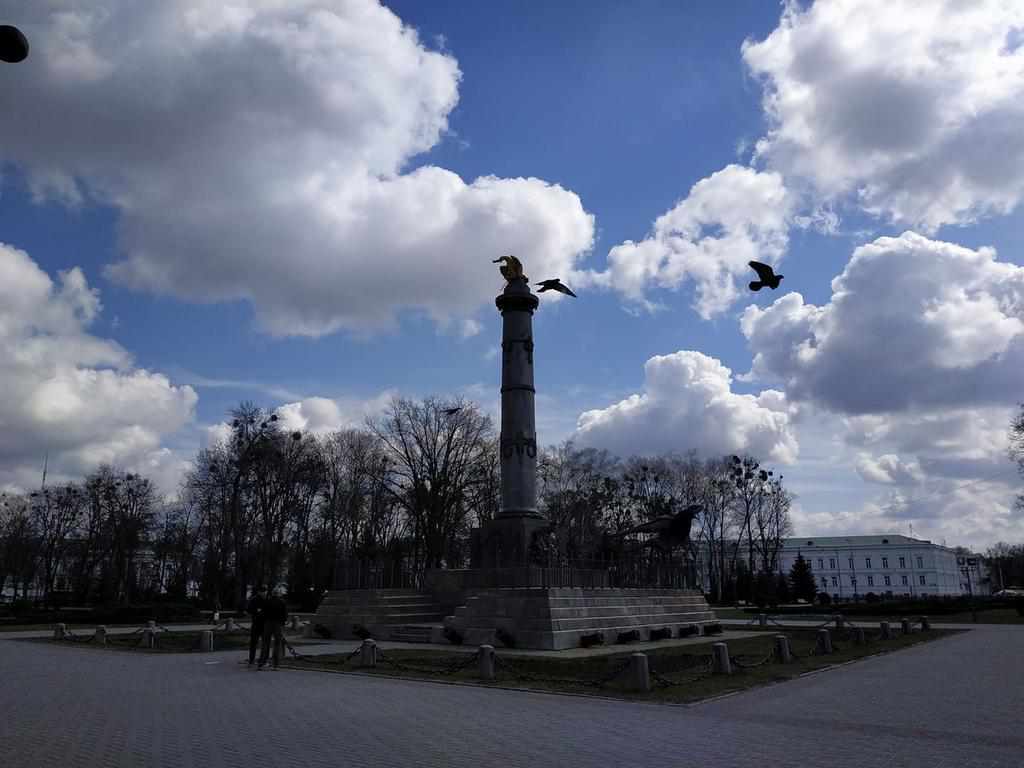Із монументу Слави в Полтаві зникли прапори. ФОТОФАКТ