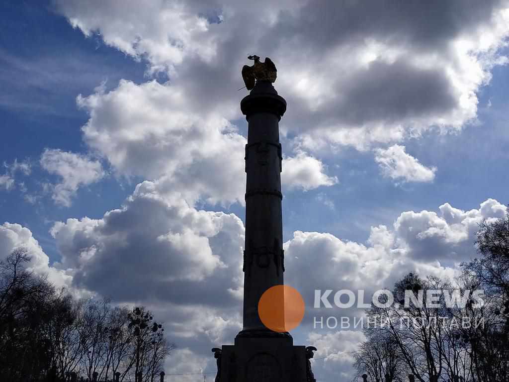 Зняті з монументу Слави в Полтаві прапори повернули, але ім’я зловмисників поліція тримає в таємниці