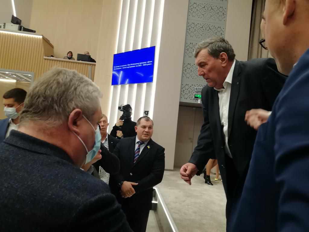 «Ти гівнюк, сам гівнюк» – сесію Полтавської обласної ради перетворили на балаган. ФОТО, ВІДЕО