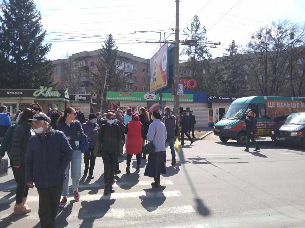 Мітинг проти забудови Прирічкового парку: перекрили дорогу. ФОТО