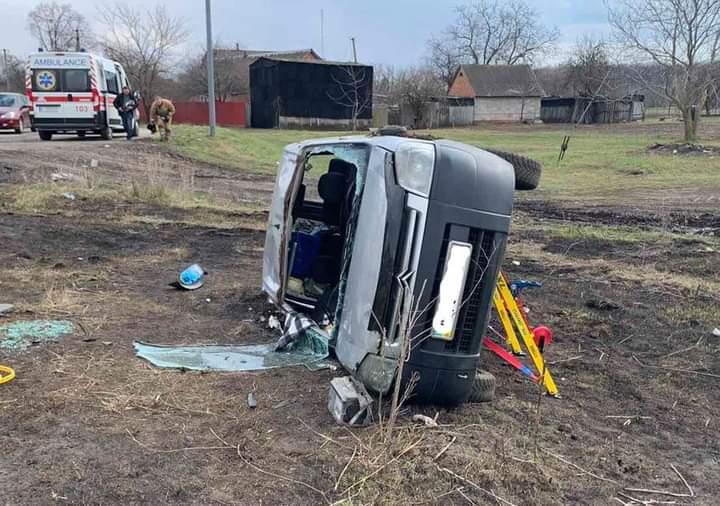 На Полтавщині перекинулося авто: людей витягали рятувальники