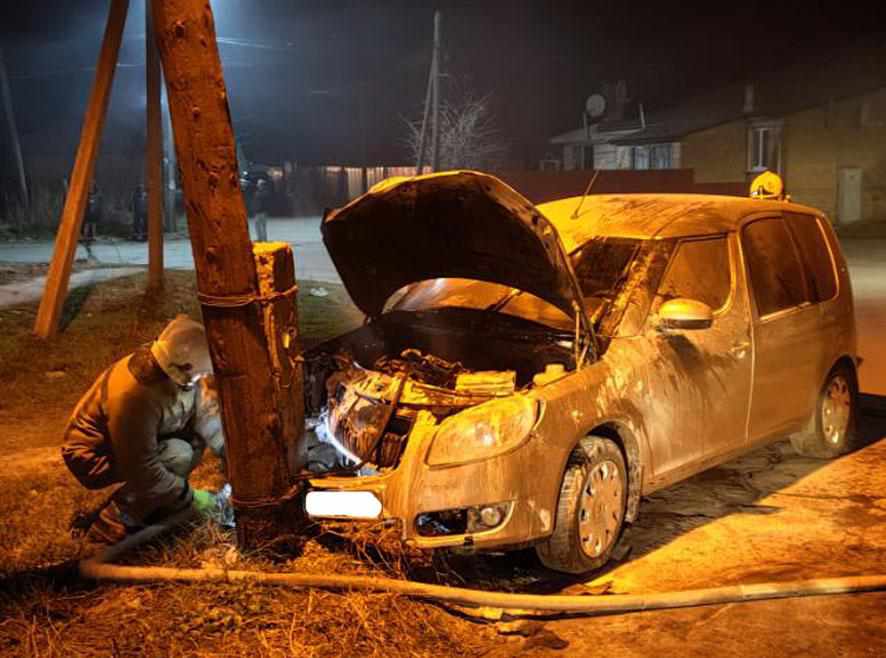 На Полтавщині автомобіль врізався в електроопору й загорівся