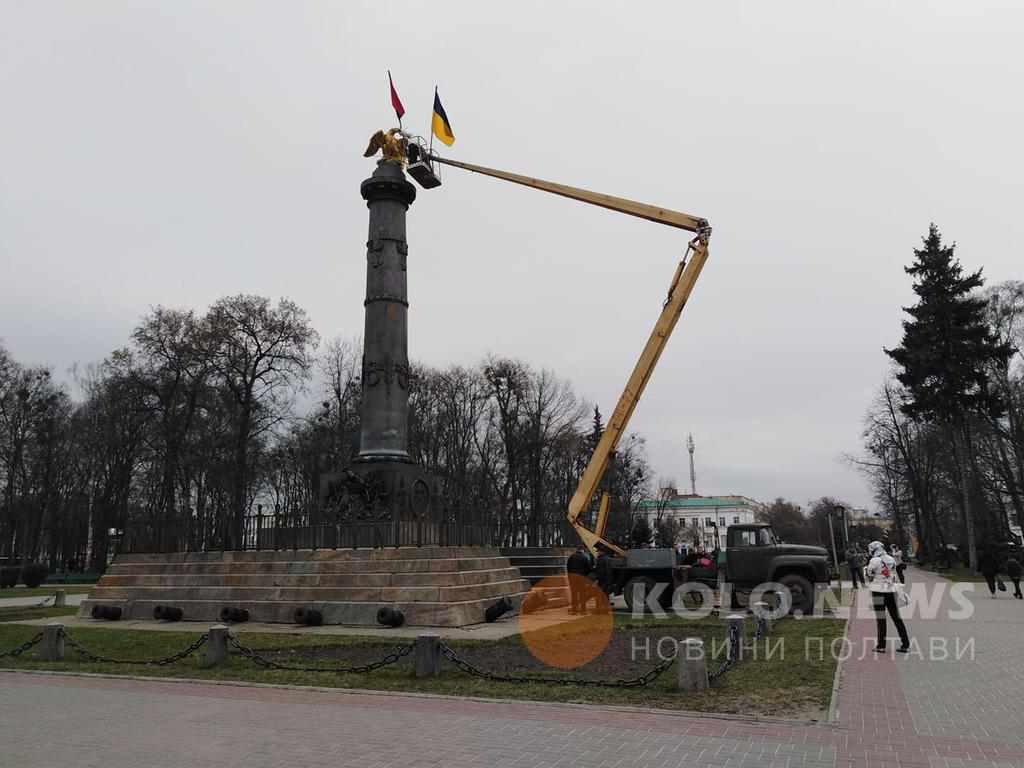 У Полтаві на монумент Слави повернули прапори. Кажуть, древка оброблені «новачком». ФОТО, ВІДЕО