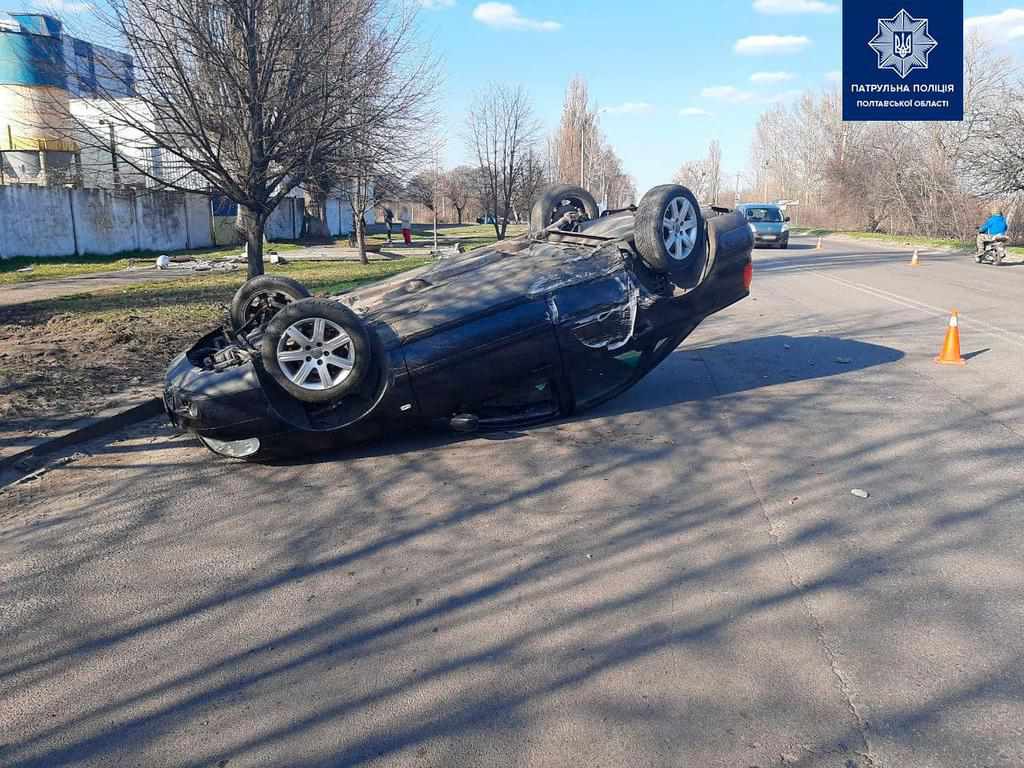 У Полтаві зіткнулися два легковики: один з них протаранив електроопору та перевернувся