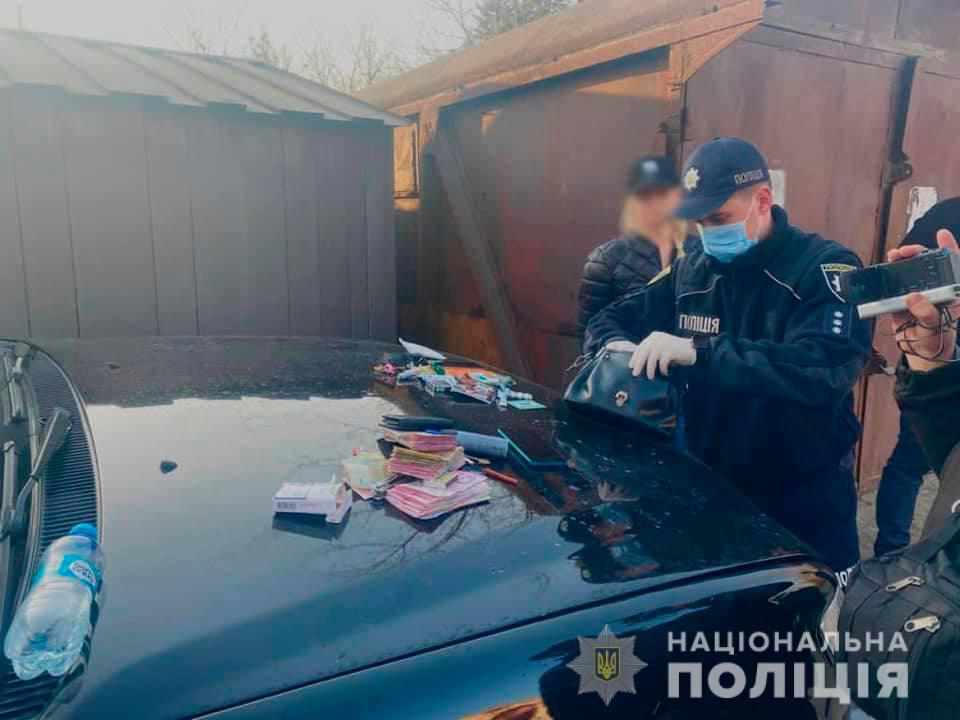 На «Лексусі» та з підробленими грошима: в Коломиї затримали фальшивомонетників з Полтавщини
