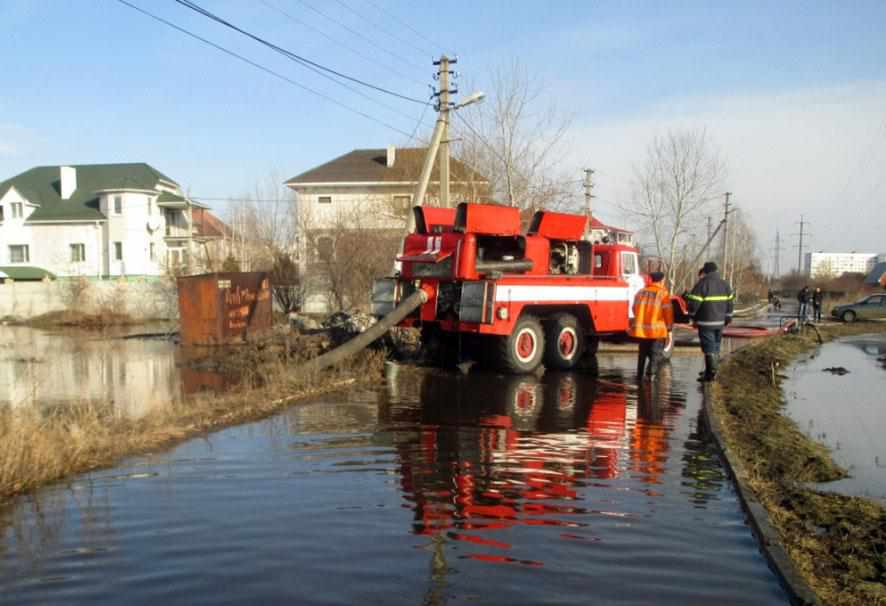 На Полтавщині рятувальники відкачують талу воду з підтоплених територій